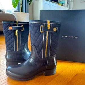 🆕Tommy Hilfiger Freez Duck Boots with gold and checkered stitching